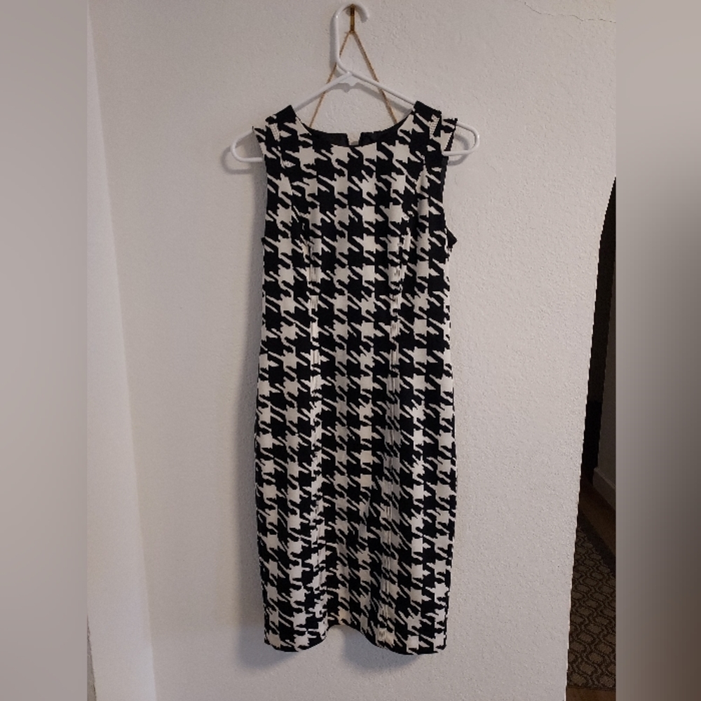 Calvin Klein Black and White Shift Dress sz 2